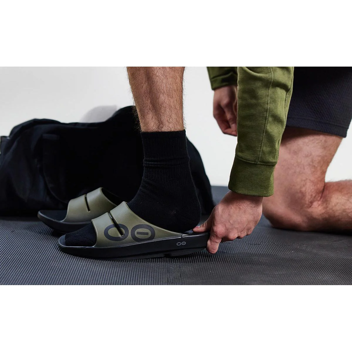 Oofos Ooahh Men's Sport Slide - Black/Tactical Green - Image 10